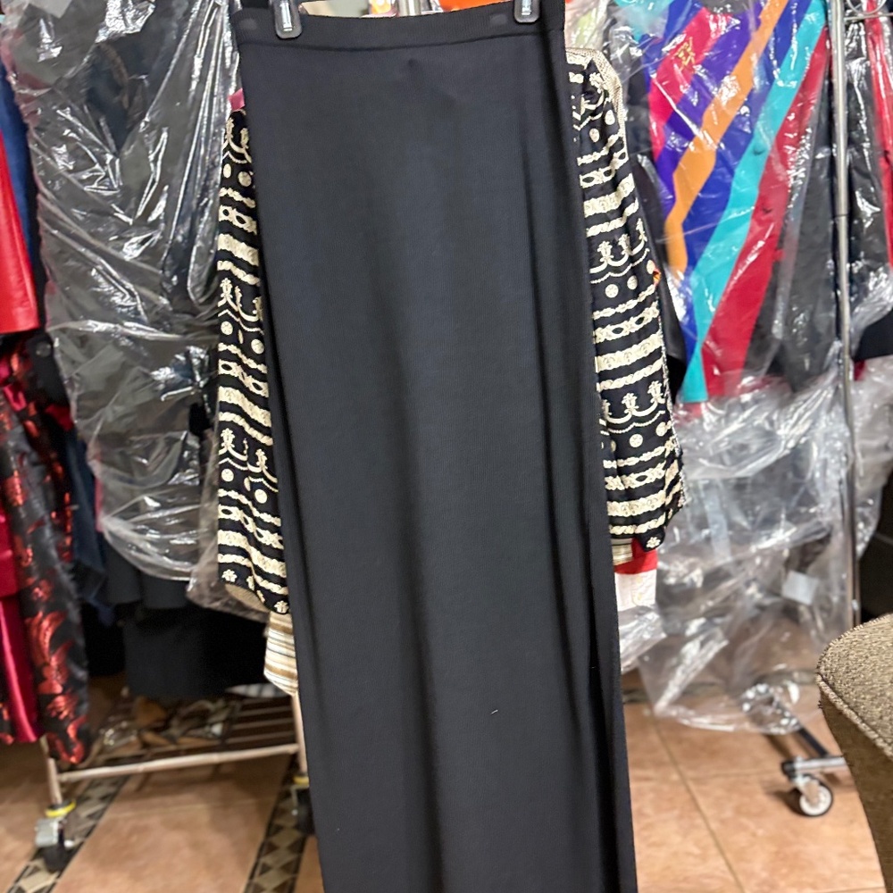 St. John caviar size 10 with tags wool blend skirt